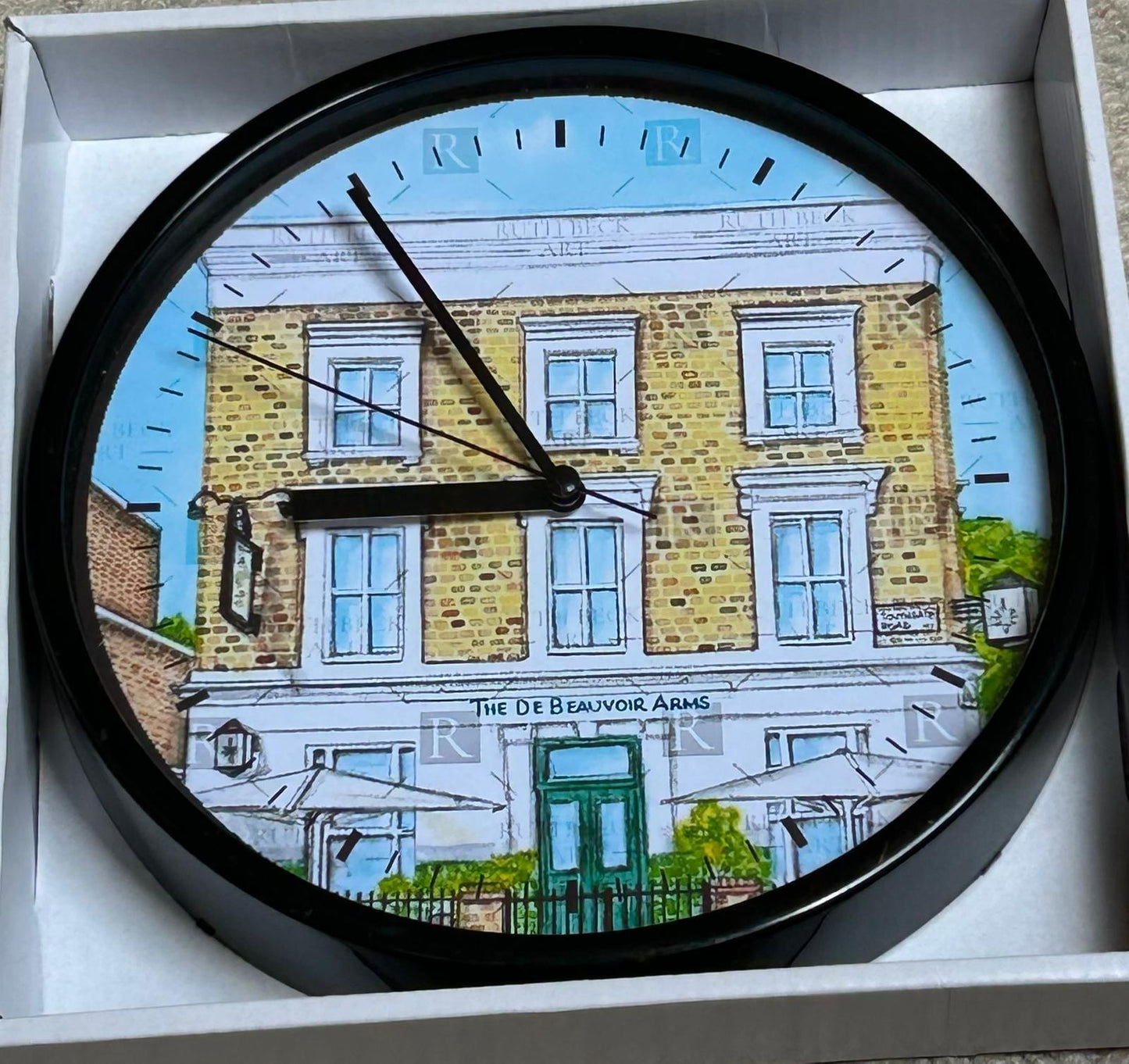 DE BEAUVOIR PUB - CLOCK