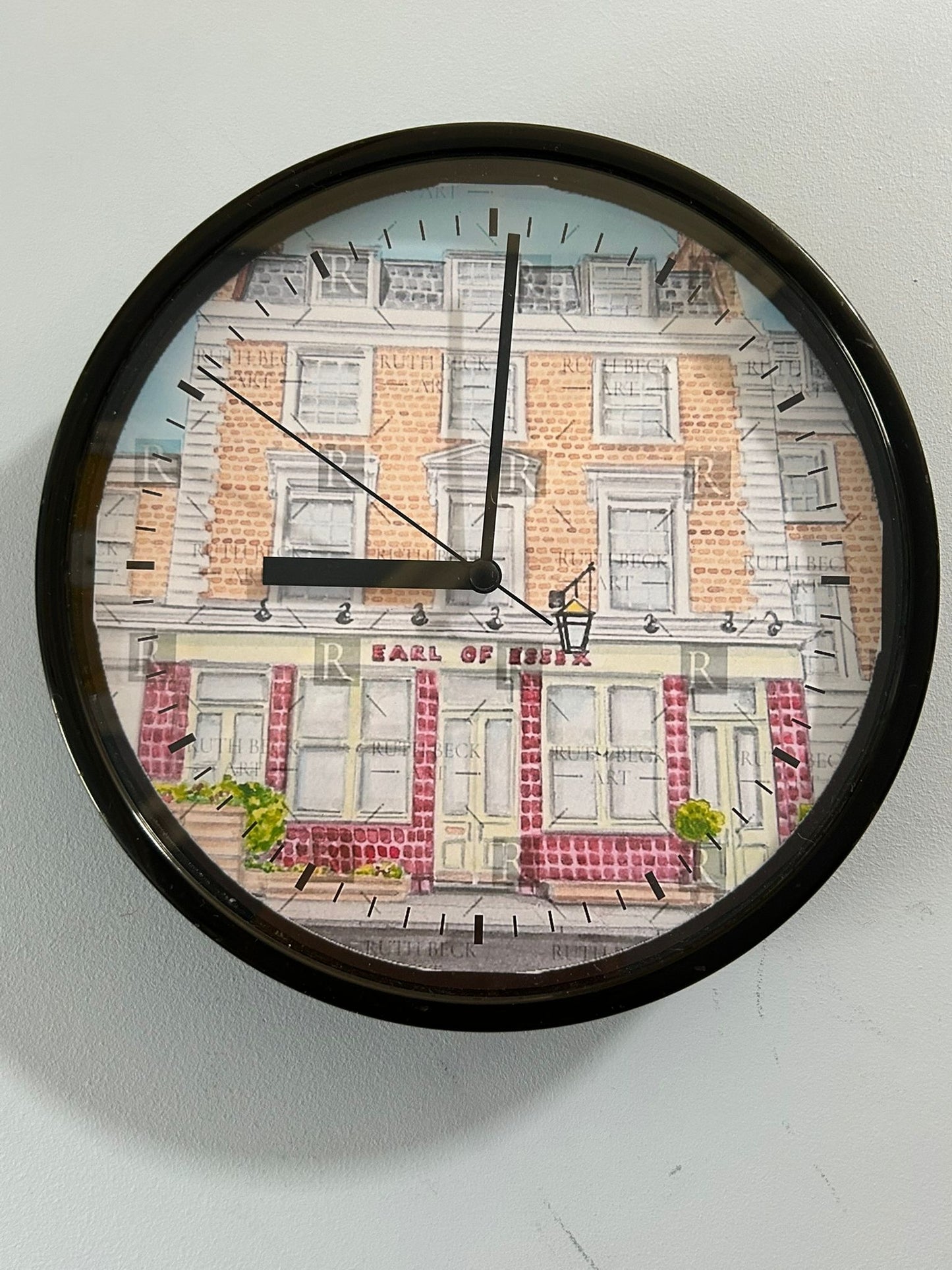 EARL OF ESSEX PUB - CLOCK