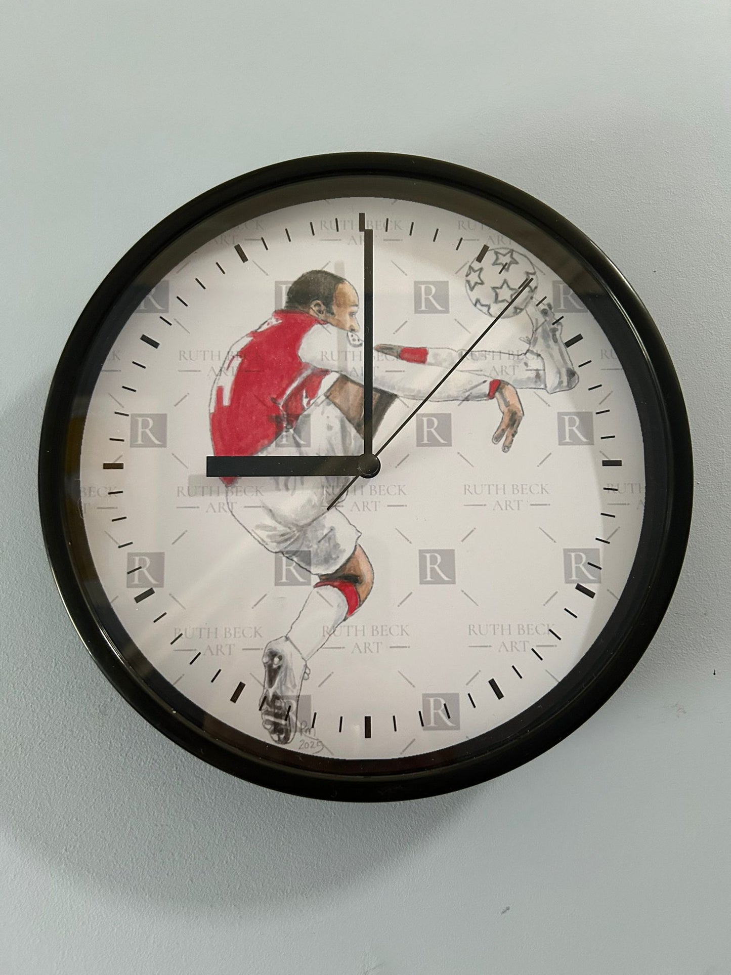 THIERRY HENRY KICKING BALL - CLOCK