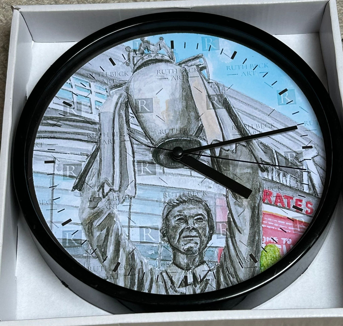 ARSENE WENGER STATUE - CLOCK