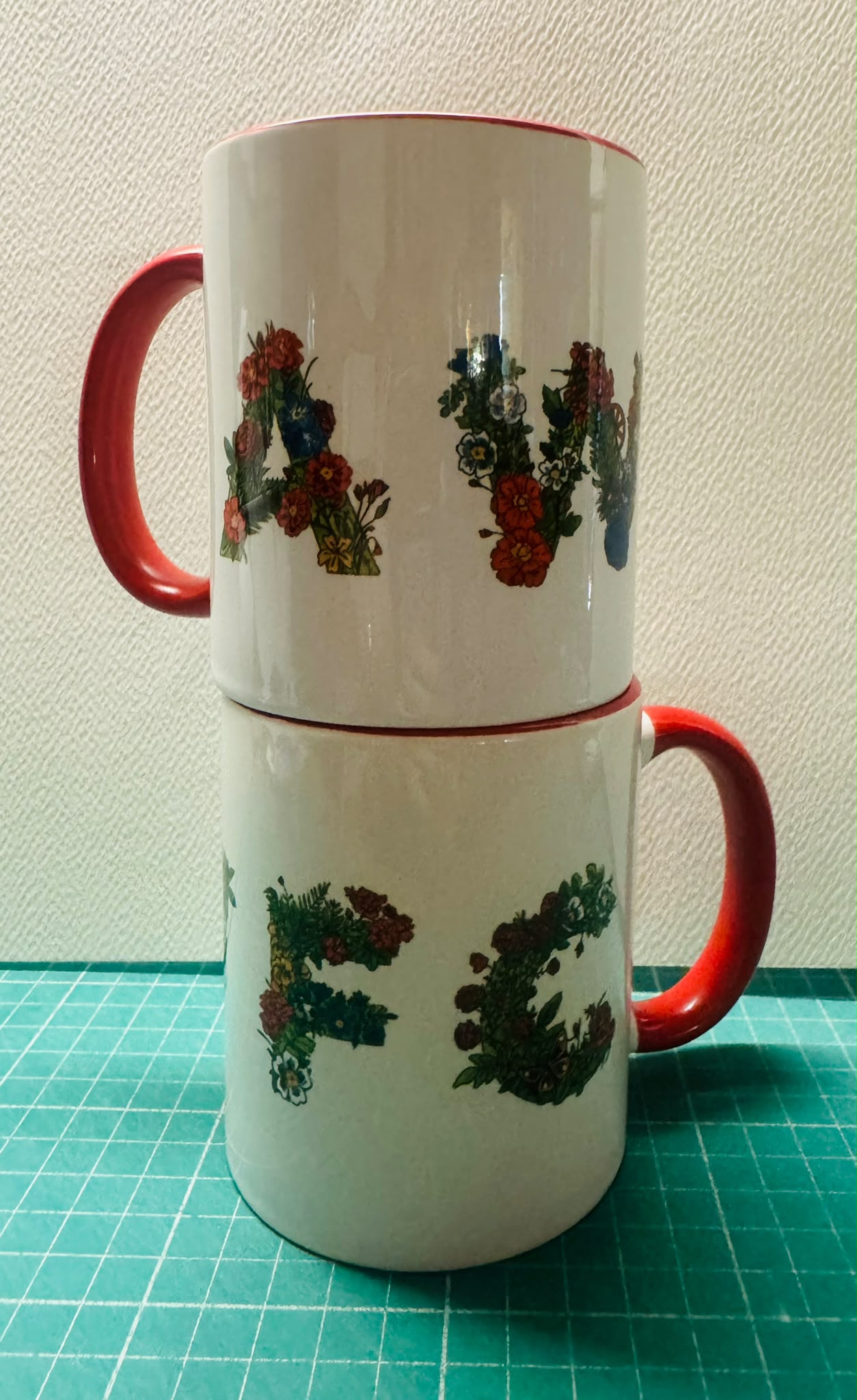 ARSENAL WOMENS AWFC RED & BLUE FLOWER DESIGN 11oz RED MUG
