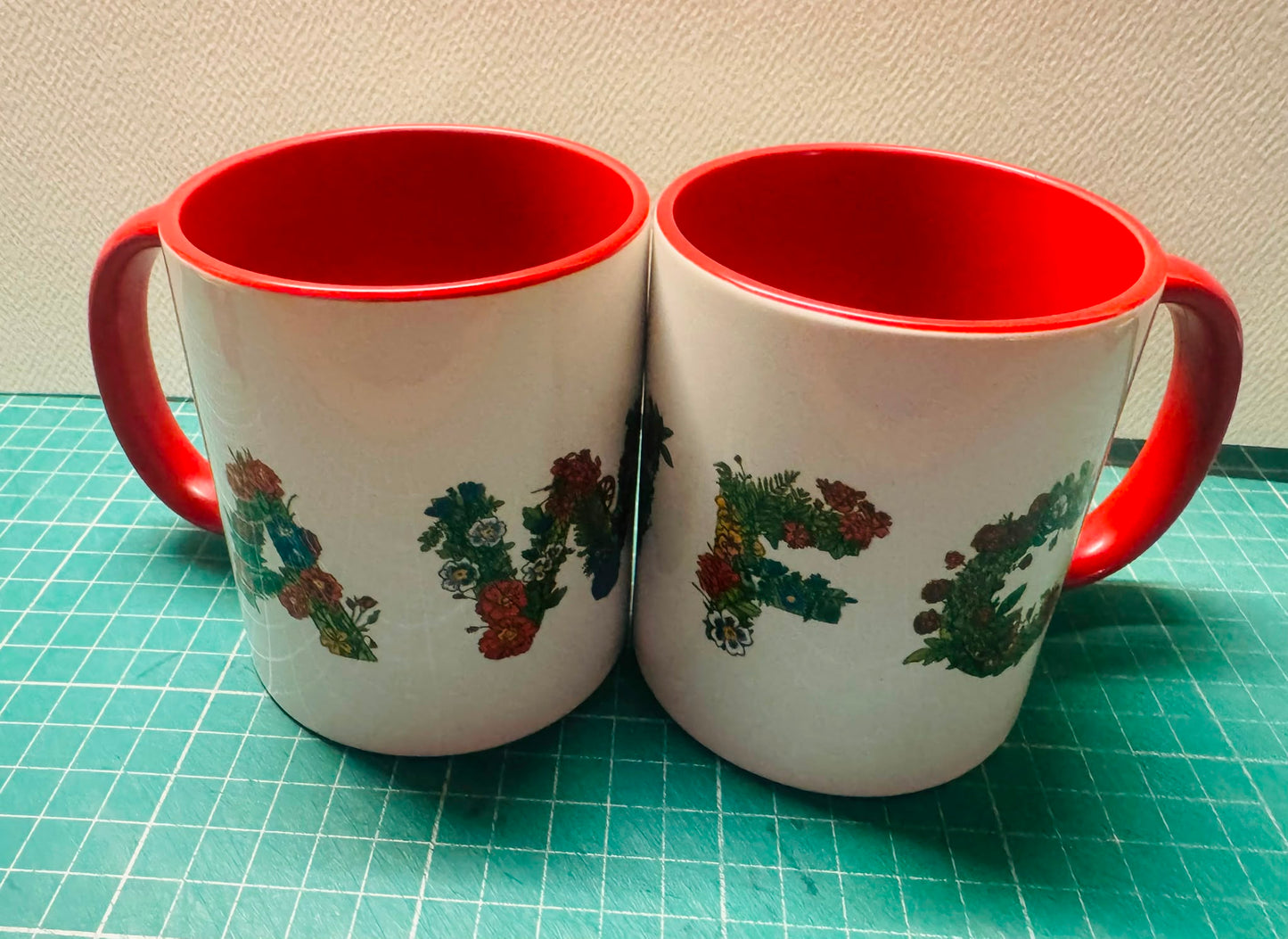 ARSENAL WOMENS AWFC RED & BLUE FLOWER DESIGN 11oz RED MUG