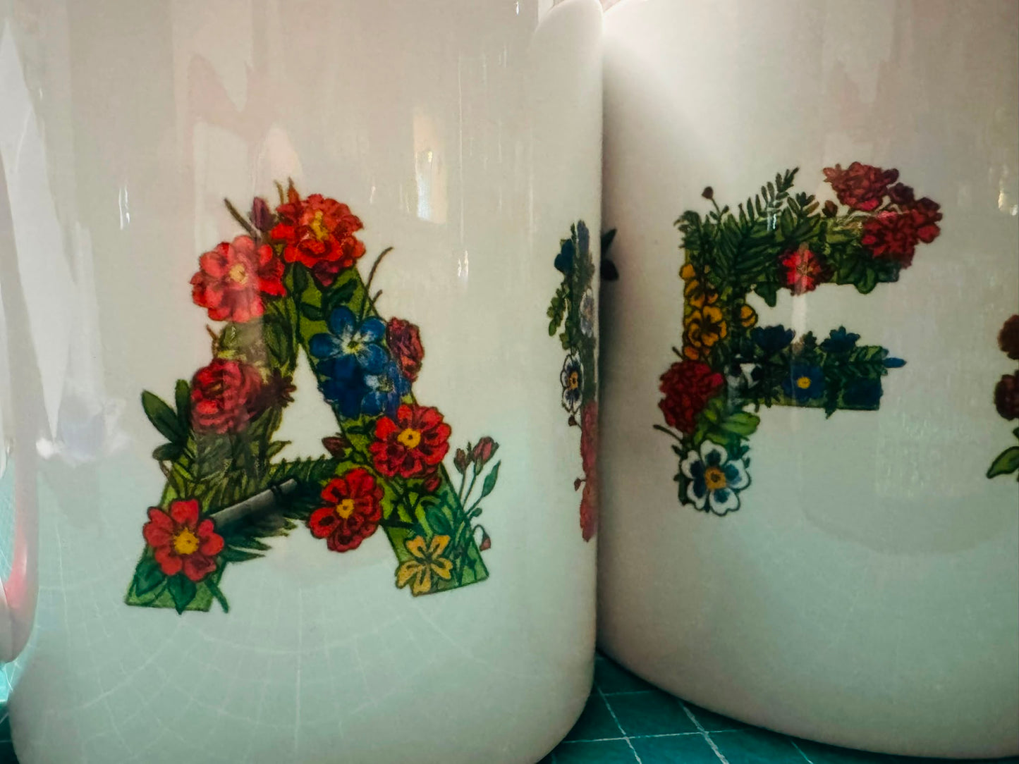 ARSENAL WOMENS AWFC RED & BLUE FLOWER DESIGN 11oz RED MUG