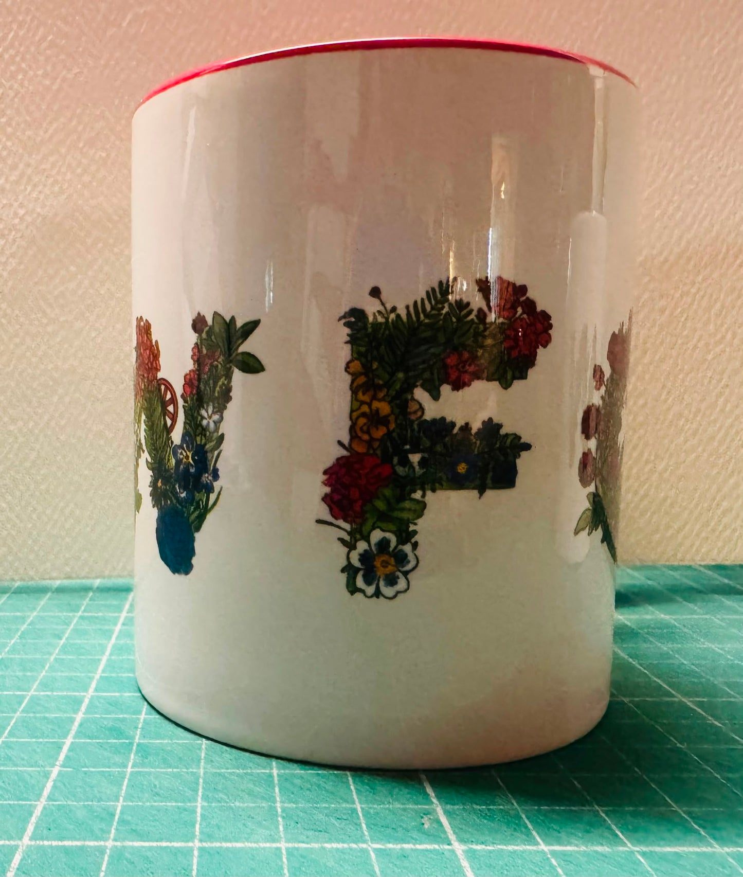 ARSENAL WOMENS AWFC RED & BLUE FLOWER DESIGN 11oz RED MUG